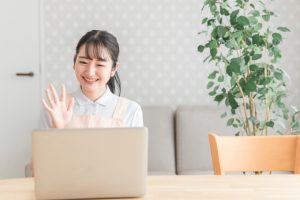 PCに向き合う保育士の女性